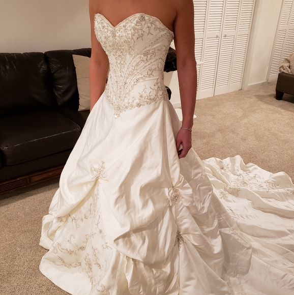 Maggie Sottero Wedding Dress - Picture 2 of 8